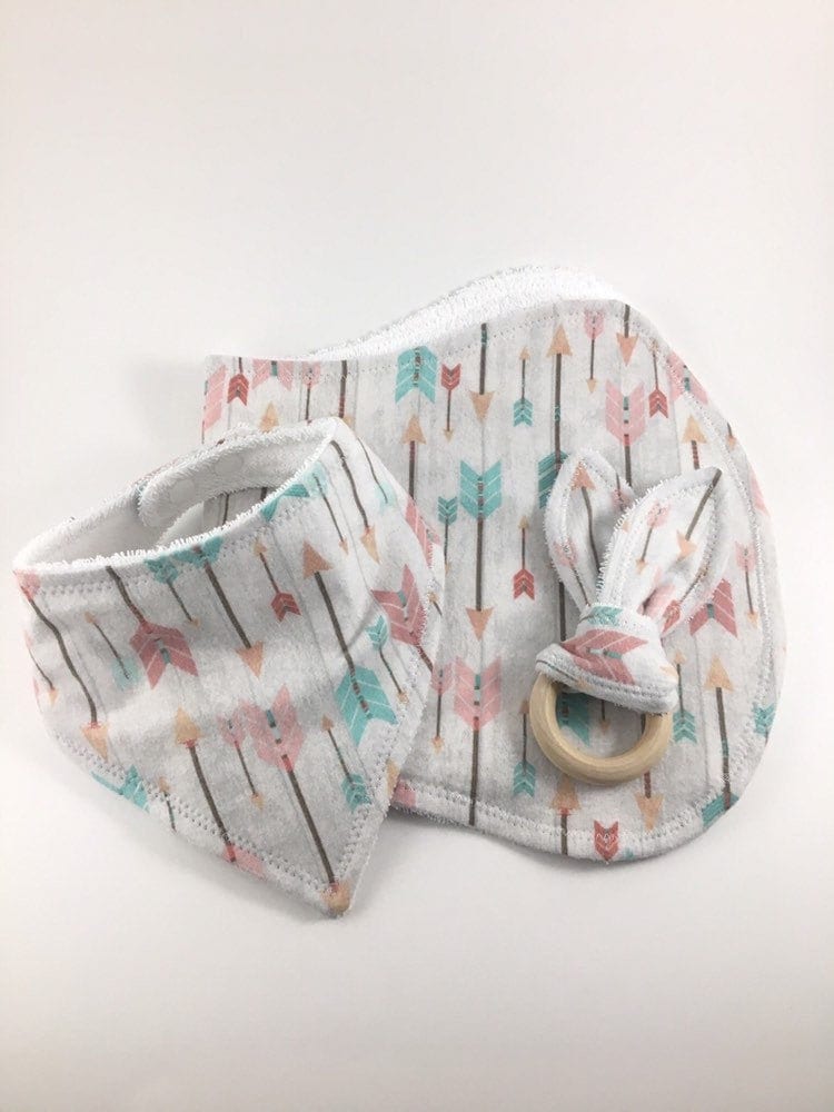 Rosa Und Grüne Pfeile Personalisiertes Spucktuch, Bandana Lätzchen, Holz Beißring, Baby-Dusche-Geschenk, Baby-Geschenk, Baby-Geschenk-Set Rosa Und Grüne Pfeile Personalisiertes Spucktuch, Bandana Lätzchen, Holz Beißring, Baby-Dusche-Geschenk, Baby-Geschenk, Baby-Geschenk-Set von Etsy - BeeKaiBaby