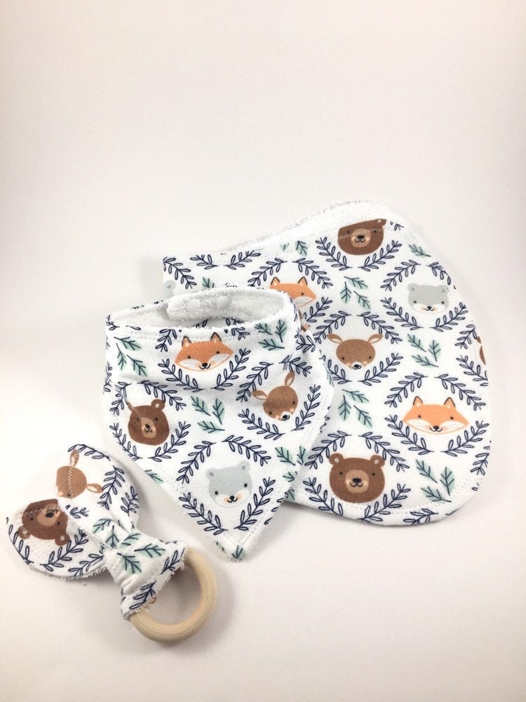 Waldtiere Spucktuch, Bandana, Holz Beißring, Baby-Dusche-Geschenk, Baby-Geschenk, Baby-Geschenk-Set, Baby-Mädchen, Baby-Jungen von Etsy - BeeKaiBaby