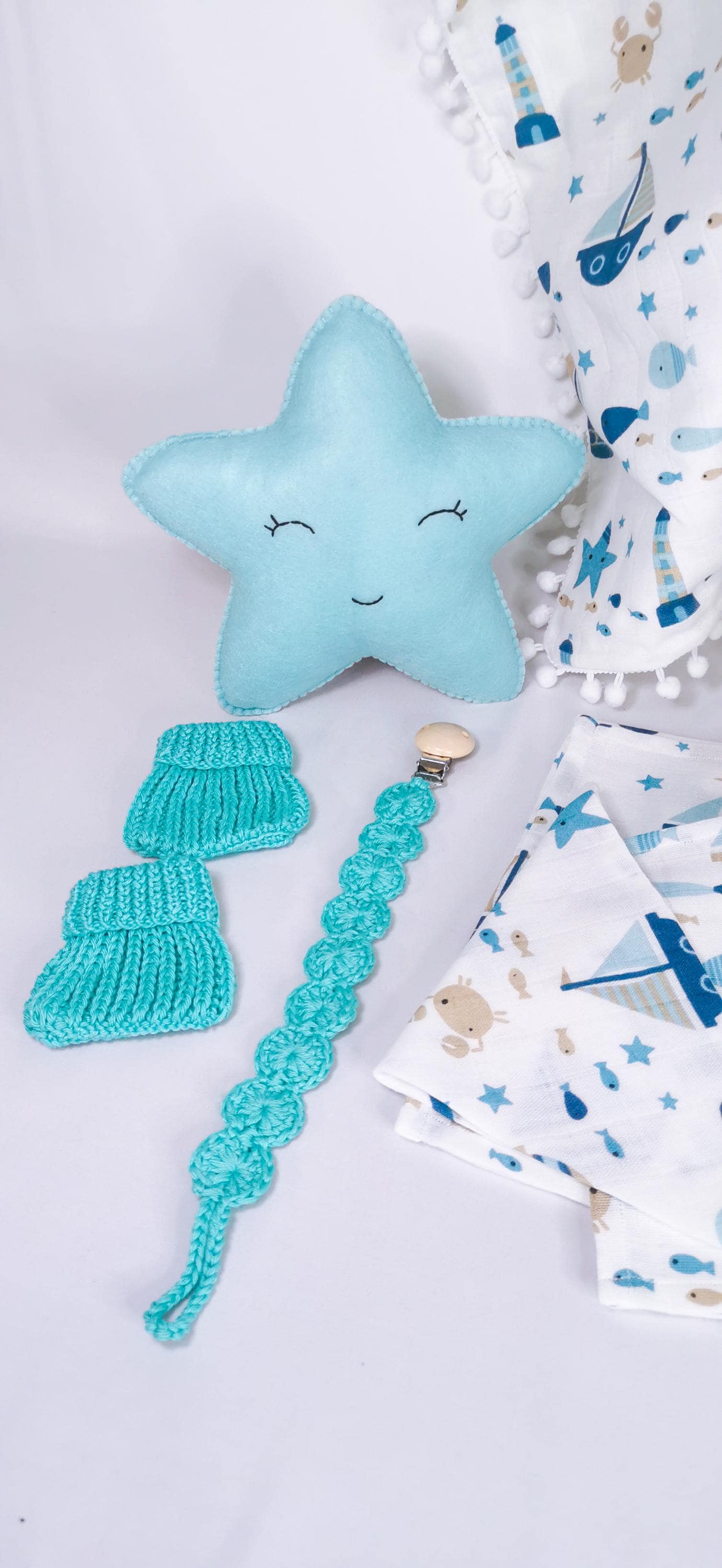 Handgefertigtes Baby-Geschenke-Set Zur Geburt Musselin Decke, Lätzchen Und Spucktücher, Filz Figur - Babygeschenke Babydecke Handgefertigtes Baby-Geschenke-Set Zur Geburt Musselin Decke, Lätzchen Und Spucktücher, Filz Figur - Babygeschenke Babydecke von Etsy - BeebyBox