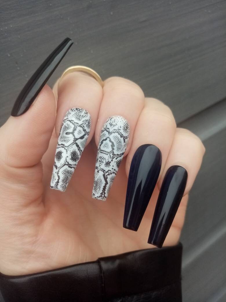Langer Sarg Schwarz Und Schlangendruck Druck Auf Nägel/ Schlangenfell Design Falsche Nagel Set Langer Sarg Schwarz Und Schlangendruck Druck Auf Nägel/ Schlangenfell Design Falsche Nagel Set von Etsy - Begorgeousnails