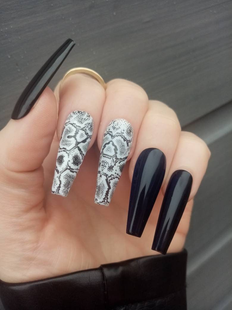 Langer Sarg Schwarz Und Schlangendruck Druck Auf Nägel/ Schlangenfell Design Falsche Nagel Set von Etsy - Begorgeousnails