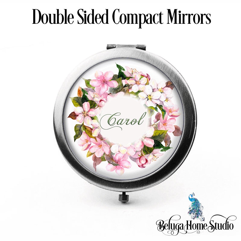 Personalisierter Kompaktspiegel Rosa Sakura Blüten Blumenkranz The Carol Brautjungfer Geschenke Kosmetikspiegel Personalisierte Personalisierter Kompaktspiegel Rosa Sakura Blüten Blumenkranz The Carol Brautjungfer Geschenke Kosmetikspiegel Personalisierte von Etsy - BelugaHomeStudio