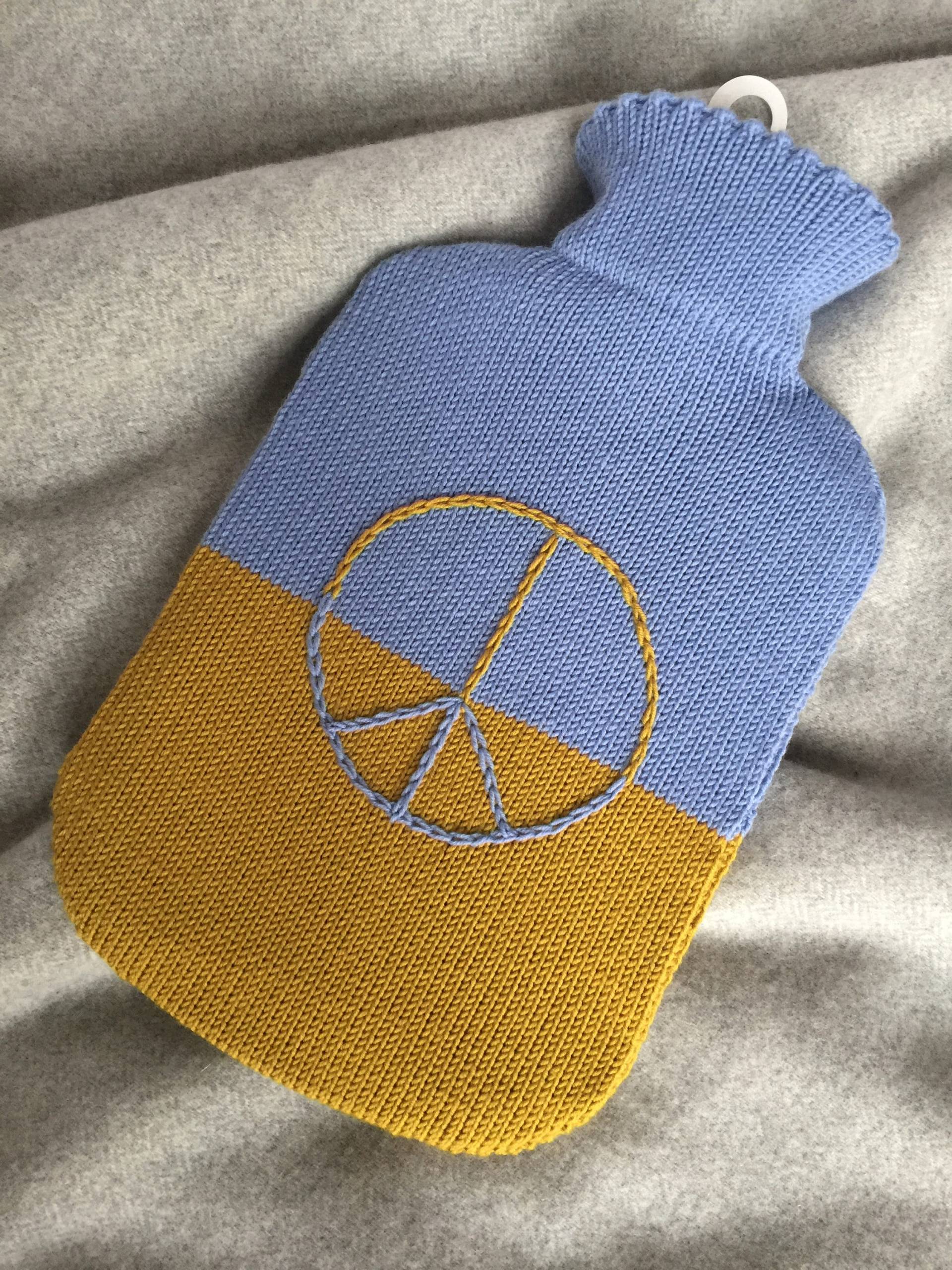 Wärmflaschenbezug Aus 100 % Wolle | Vom Merinoschaf, Handgefertigt, Blau-Gelb, Geschenk, Wärme, Beruhigend, Friedenszeichen von Etsy - BerlinerMasche