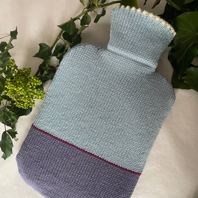 Wärmflaschenbezug Aus 100 % Wolle | Vom Merinoschaf, Handgefertigt, Geschenk, Handarbeit, Hellblau Flieder von Etsy - BerlinerMasche