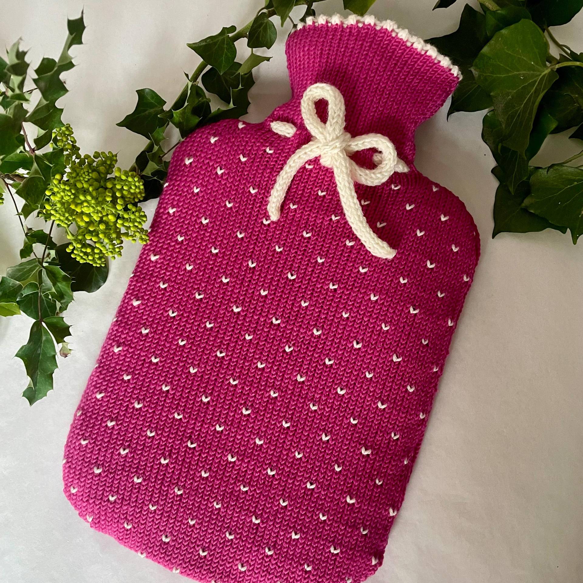 Wärmflaschenbezug Aus 100 % Wolle | Vom Merinoschaf, Handgefertigt, Geschenk, Handarbeit, Pink Mit Weißen Herzförmigen Pünktchen Wärmflaschenbezug Aus 100 % Wolle | Vom Merinoschaf, Handgefertigt, Geschenk, Handarbeit, Pink Mit Weißen Herzförmigen Pünktchen von Etsy - BerlinerMasche