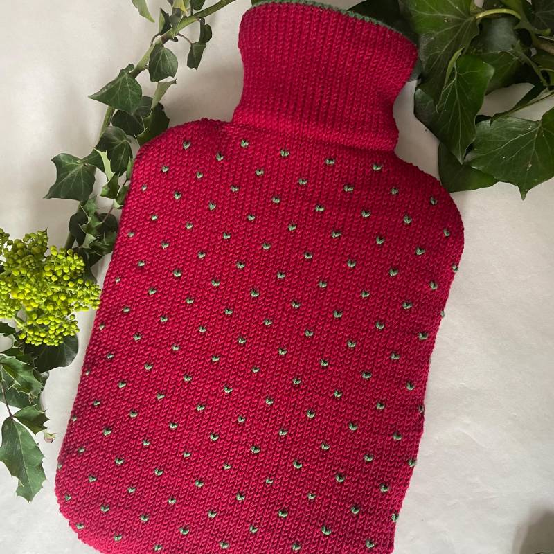 Wärmflaschenbezug Aus 100 % Wolle | Vom Merinoschaf, Handgefertigt, Geschenk, Handarbeit, Rot Mit Grünen Punkten Wärmflaschenbezug Aus 100 % Wolle | Vom Merinoschaf, Handgefertigt, Geschenk, Handarbeit, Rot Mit Grünen Punkten von Etsy - BerlinerMasche