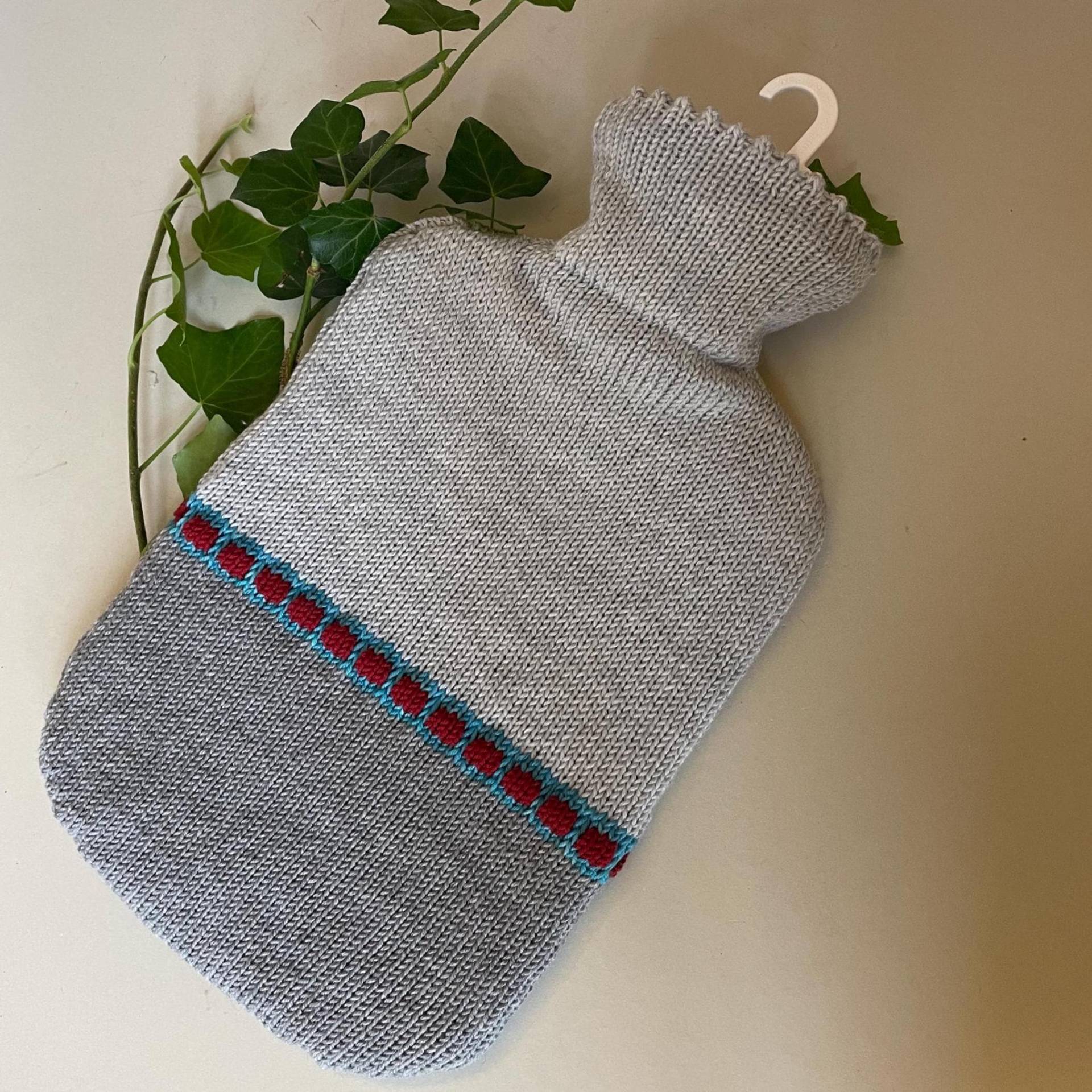 Wärmflaschenbezug Aus 100 % Wolle | Vom Merinoschaf, Handgefertigt, Geschenk, Wärme, Beruhigend, Handarbeit, Silbergrau, Grau, Schmuckkante von Etsy - BerlinerMasche