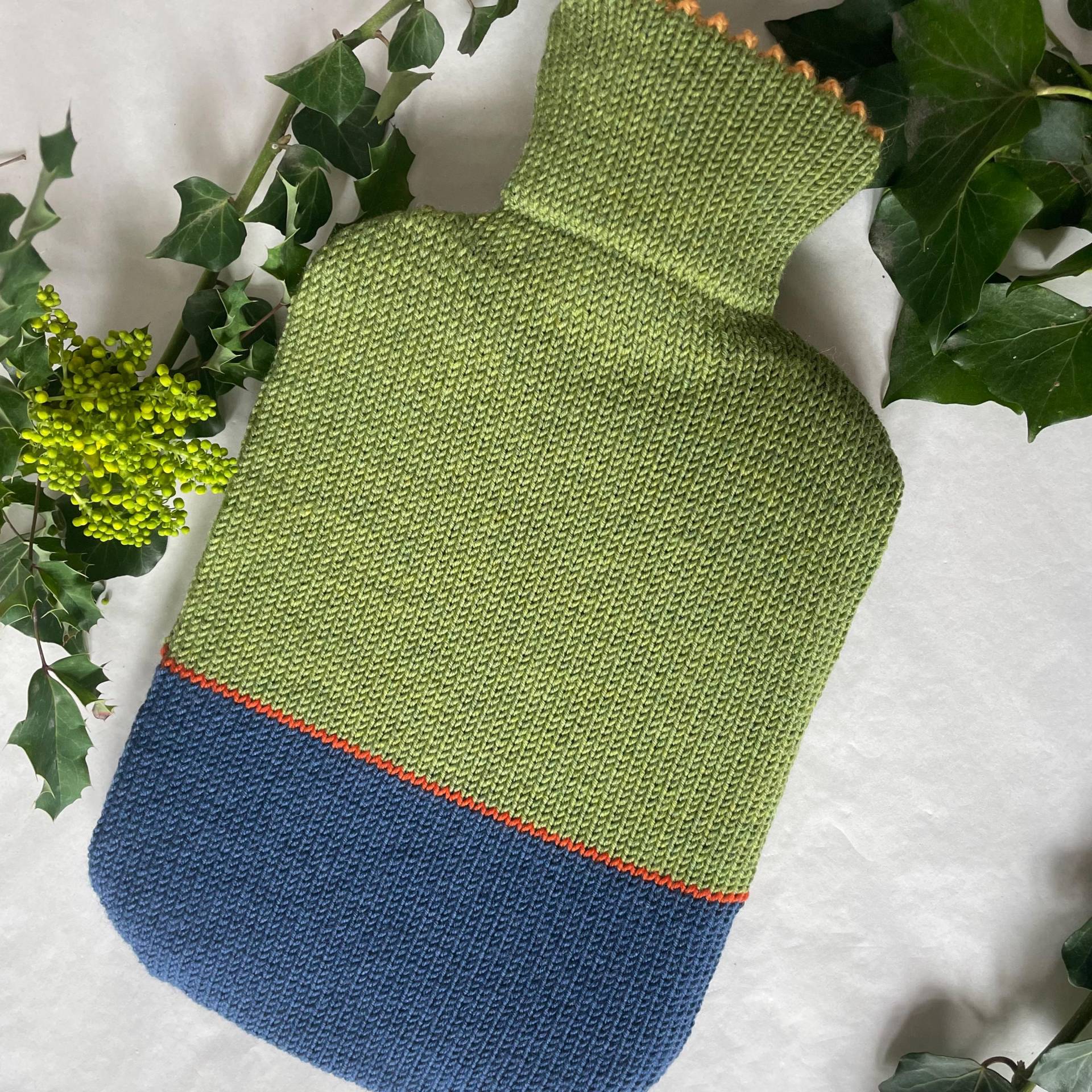 Wärmflaschenbezug Für Eine 2 L Flasche Aus Reiner Wolle, Handgestrickt, in Den Farben Grün Und Blau Wärmflaschenbezug Für Eine 2 L Flasche Aus Reiner Wolle, Handgestrickt, in Den Farben Grün Und Blau von Etsy - BerlinerMasche