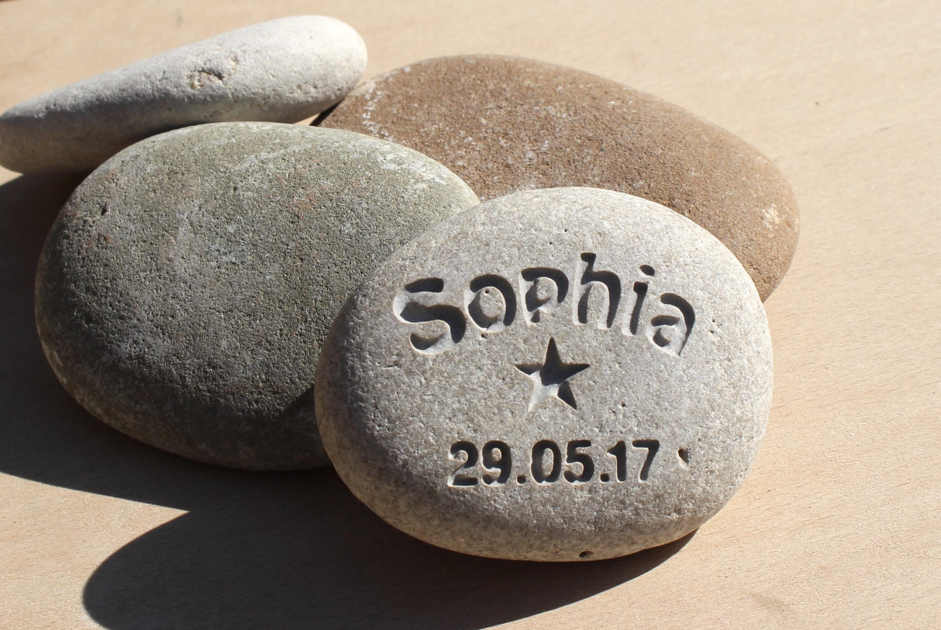 Namenskiesel Personalisierter Stein Name Rock Geburtsstein Gravur Individuell Taufgeschenk Individuelle Geschenk Jungen Mädchen von Etsy - BesidetheseaStudio