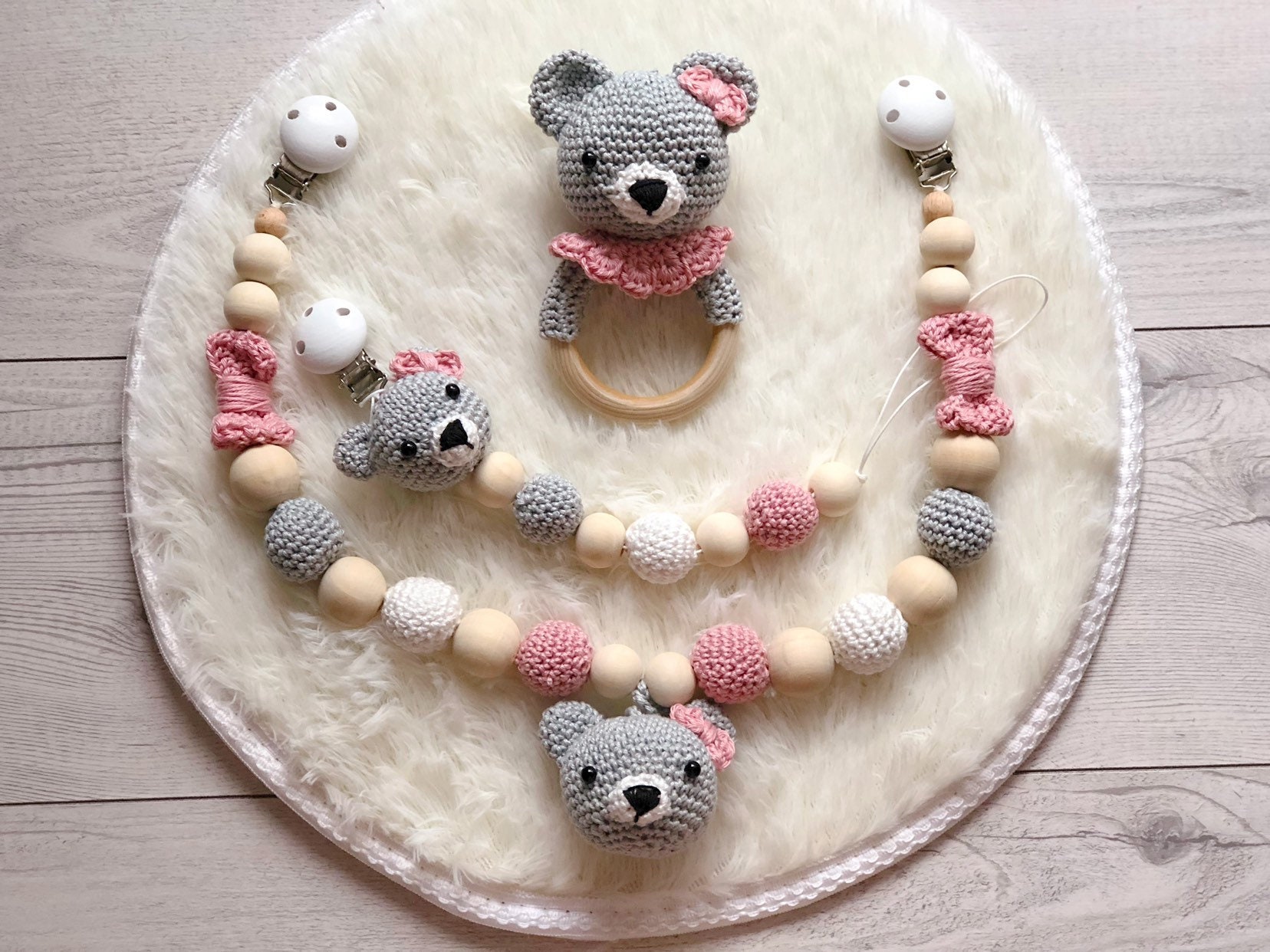 Baby Geschenk Häkel Set Amigurumi Schnullerhalter Schnullerclip Schnullerkette Rassel Greifling Kinderwagenkette Bär von Etsy - BestLovelythings