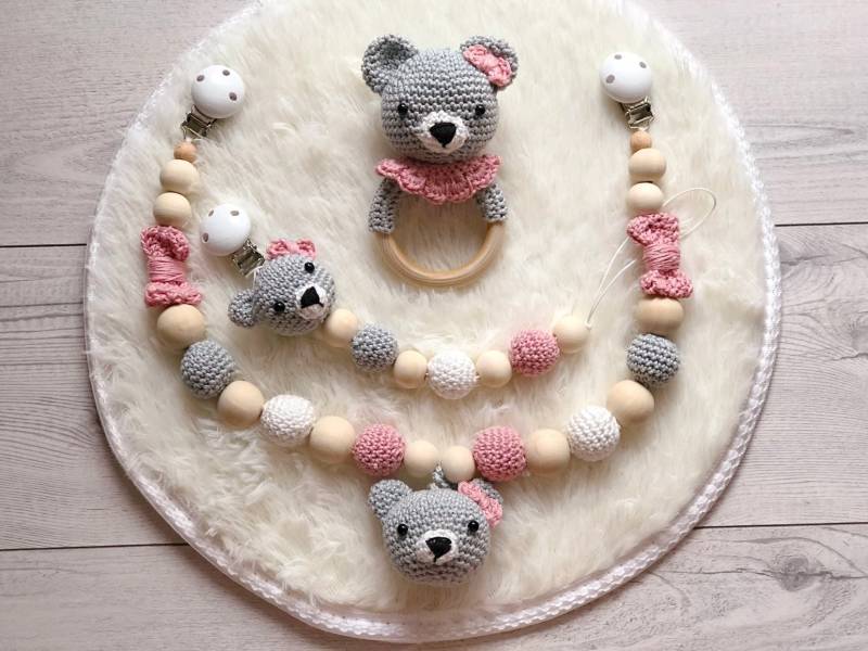 Baby Geschenk Häkel Set Amigurumi Schnullerhalter Schnullerclip Schnullerkette Rassel Greifling Kinderwagenkette Bär von Etsy - BestLovelythings
