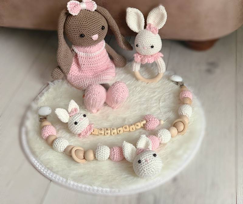 Baby Geschenk Häkel Set Amigurumi Schnullerkette Kinderwagenkette Maxicosikette Rassel Greifling Hase Babyshower von Etsy - BestLovelythings
