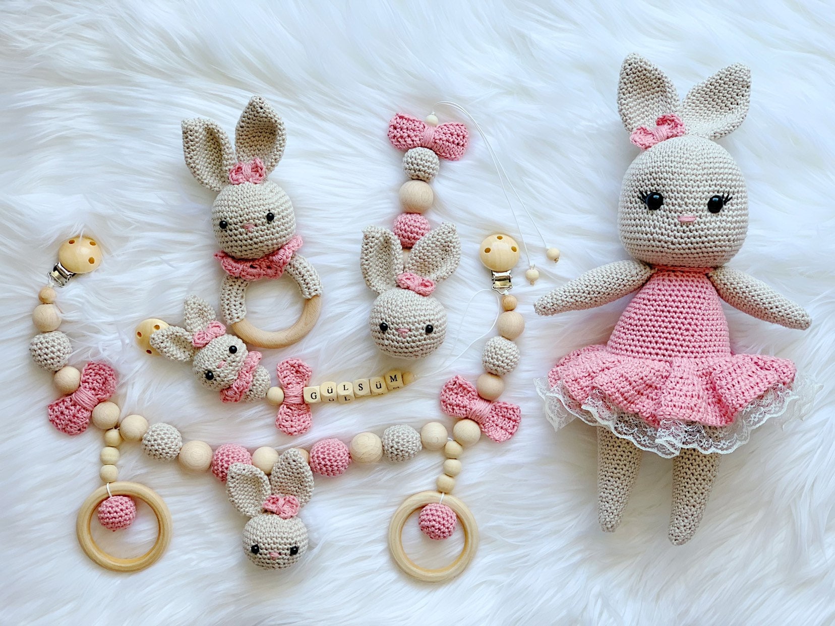 Baby Geschenk Häkel Set Amigurumi Schnullerkette Kinderwagenkette Maxicosikette Rassel Greifling Hase Babyshower von Etsy - BestLovelythings