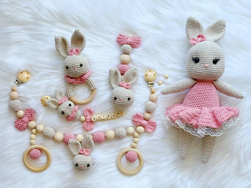 Baby Geschenk Häkel Set Amigurumi Schnullerkette Kinderwagenkette Maxicosikette Rassel Greifling Hase Babyshower von Etsy - BestLovelythings