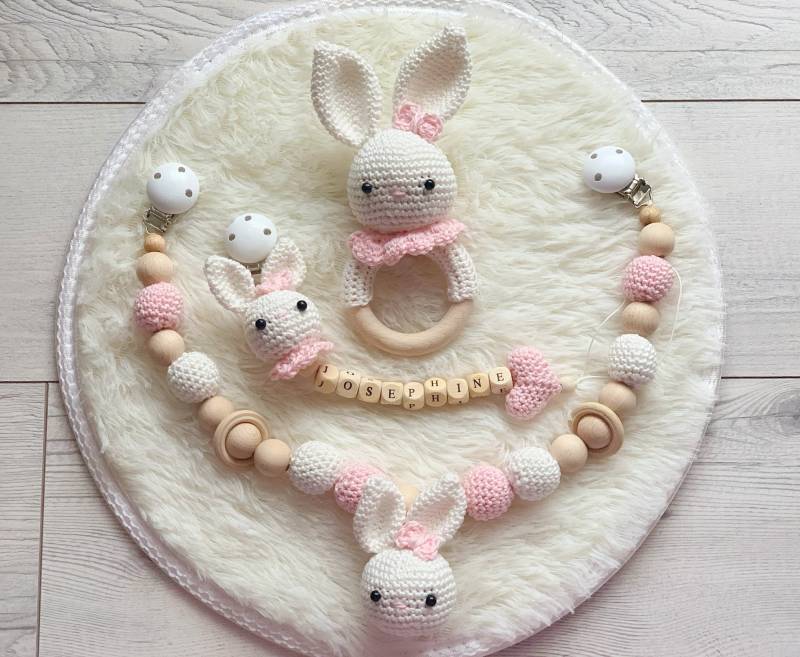 Baby Geschenk Häkel Set Amigurumi Schnullerkette Kinderwagenkette Maxicosikette Rassel Greifling Hase Babyshower von Etsy - BestLovelythings