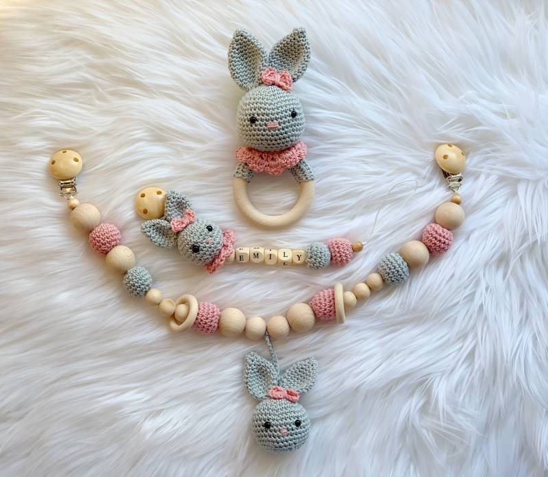 Baby Geschenk Häkel Set Amigurumi Schnullerkette Kinderwagenkette Maxicosikette Rassel Greifling Hase Babyshower von Etsy - BestLovelythings