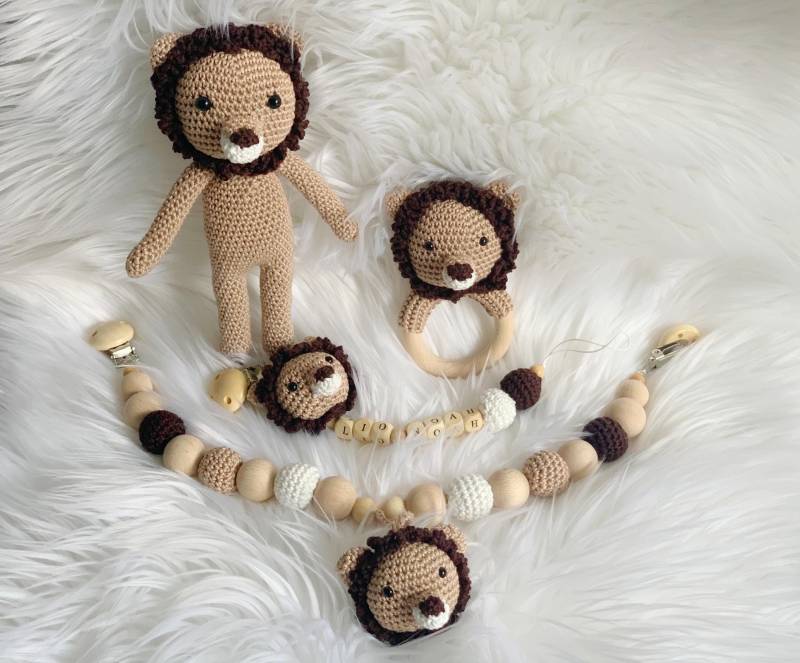 Baby Geschenk Häkel Set Amigurumi Schnullerkette Kinderwagenkette Rassel Greifling Löwe Babyshower von Etsy - BestLovelythings