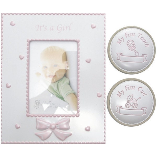 Bilderrahmen Und Zwei Boxen Mit Gravur in Preis. "It's A Girl". Kostenlos Taufe Geschenk Bilderrahmen Und Zwei Boxen Mit Gravur in Preis. "It's A Girl". Kostenlos Taufe Geschenk von Etsy - BestPen