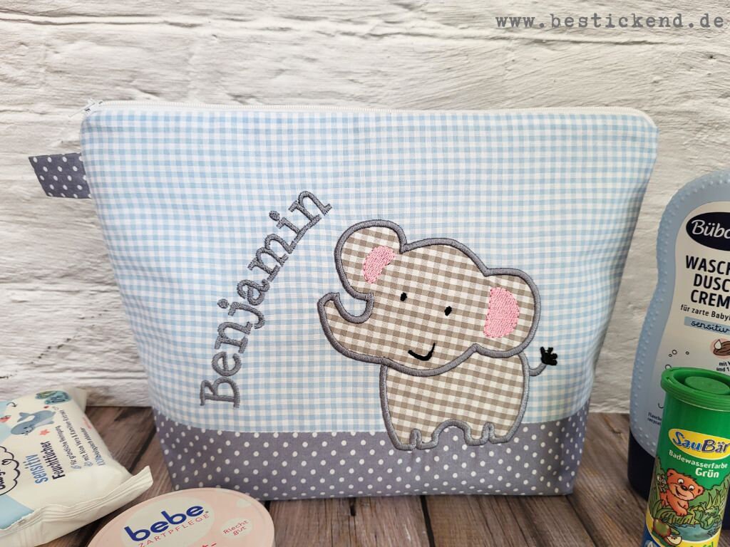Bestickte Tasche Elefant + Name //Hellblau - Grau// Wickeltasche Kulturbeutel Windeltasche Kulturtasche Waschtasche 20 Schriftarten Bestickte Tasche Elefant + Name //Hellblau - Grau// Wickeltasche Kulturbeutel Windeltasche Kulturtasche Waschtasche 20 Schriftarten von Etsy - Bestickend