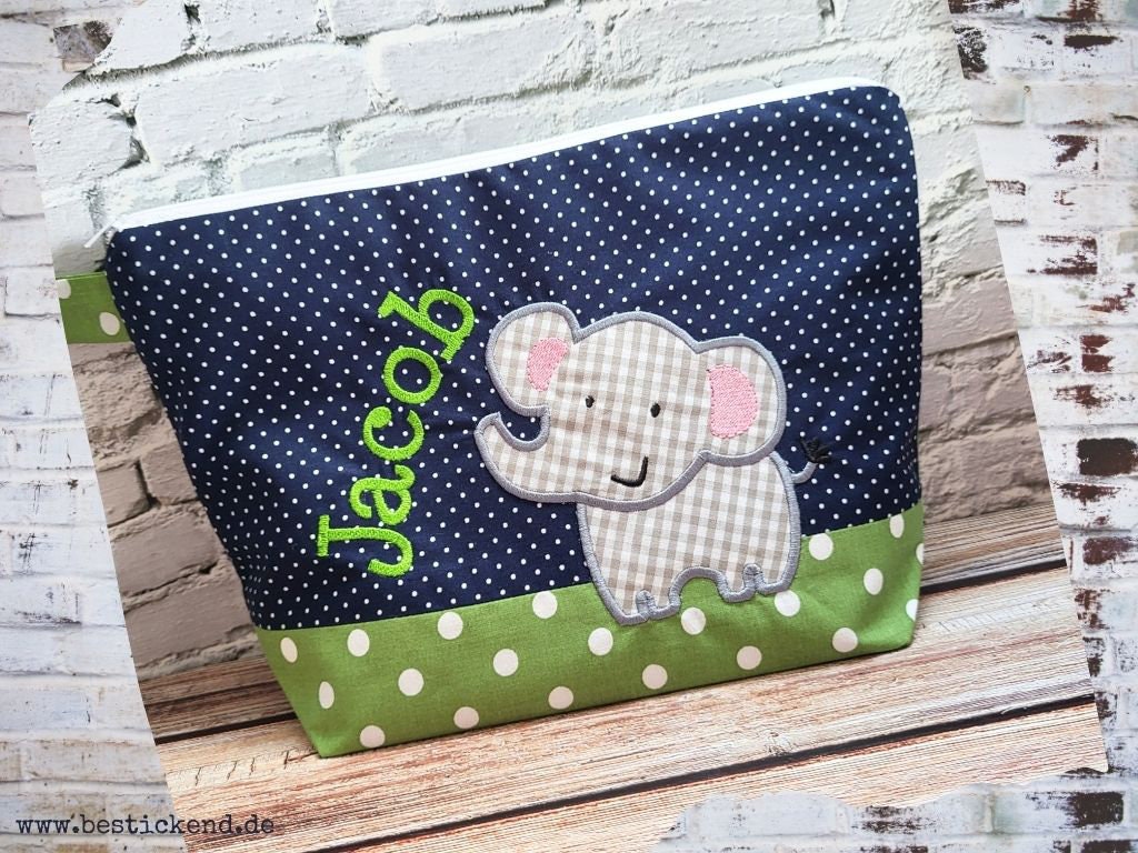 Bestickte Tasche Elefant + Name //Marine - Grün// Wickeltasche Kulturbeutel Windeltasche Kulturtasche Waschtasche 20 Schriftarten Bestickte Tasche Elefant + Name //Marine - Grün// Wickeltasche Kulturbeutel Windeltasche Kulturtasche Waschtasche 20 Schriftarten von Etsy - Bestickend
