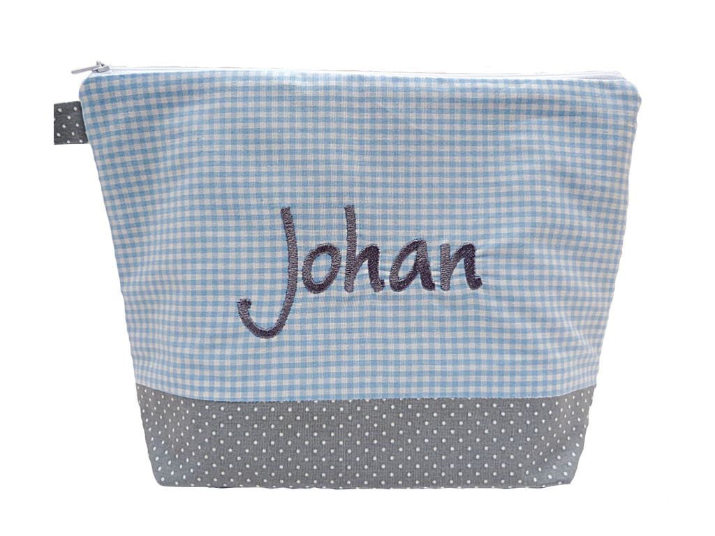 Bestickte Tasche "Name" //Hellblau - Grau// Wickeltasche Kulturbeutel Windeltasche Kulturtasche Waschtasche 24 Schriften Kosmetiktasche Bestickte Tasche "Name" //Hellblau - Grau// Wickeltasche Kulturbeutel Windeltasche Kulturtasche Waschtasche 24 Schriften Kosmetiktasche von Etsy - Bestickend