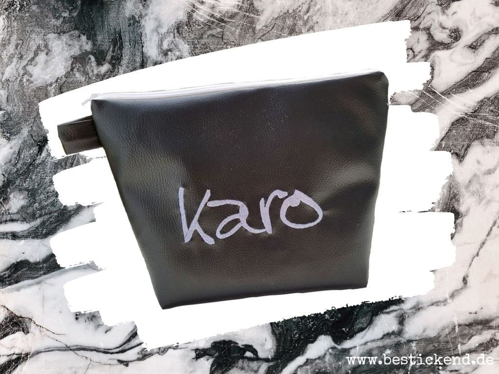 Bestickte Tasche Name //Leder Vegan Schwarz// Wickeltasche Kulturbeutel Windeltasche Kulturtasche Waschtasche 20 Schriftarten Kosmetiktasche Bestickte Tasche Name //Leder Vegan Schwarz// Wickeltasche Kulturbeutel Windeltasche Kulturtasche Waschtasche 20 Schriftarten Kosmetiktasche von Etsy - Bestickend