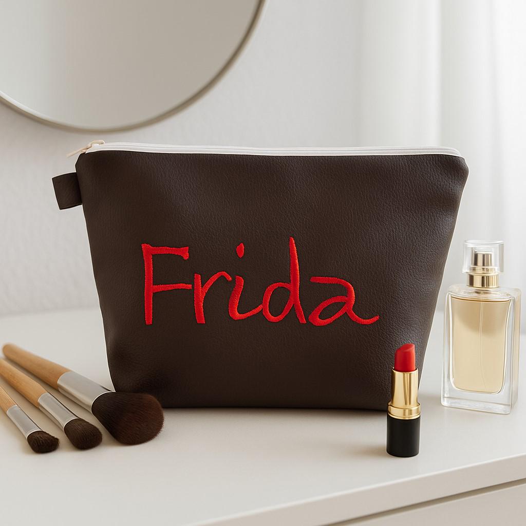 Bestickte Tasche Name //Leder Vegan Schwarz// Wickeltasche Kulturbeutel Windeltasche Kulturtasche Waschtasche 20 Schriftarten Kosmetiktasche Bestickte Tasche Name //Leder Vegan Schwarz// Wickeltasche Kulturbeutel Windeltasche Kulturtasche Waschtasche 20 Schriftarten Kosmetiktasche von Etsy - Bestickend