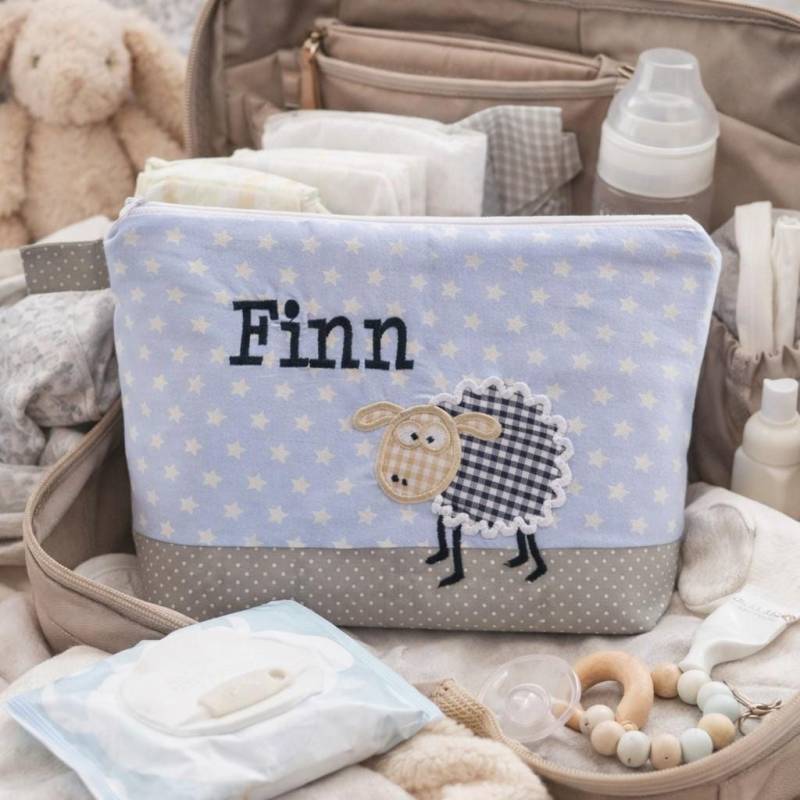 Bestickte Tasche Schäfchen + Name //Hellblau - Grau// Wickeltasche Kulturbeutel Windeltasche Waschtasche 24 Schriftarten Kosmetiktasche von Etsy - Bestickend