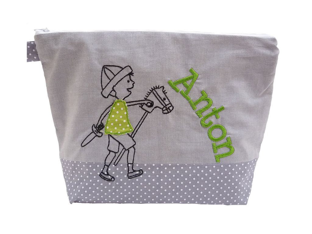 Bestickte Tasche "steckenpferd + Name" //Grau - Grün// Wickeltasche Kulturbeutel Windeltasche Kulturtasche Waschtasche 24 Schriften Bestickte Tasche "steckenpferd + Name" //Grau - Grün// Wickeltasche Kulturbeutel Windeltasche Kulturtasche Waschtasche 24 Schriften von Etsy - Bestickend
