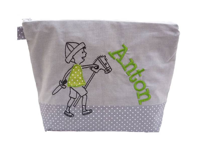 Bestickte Tasche "steckenpferd + Name" //Grau - Grün// Wickeltasche Kulturbeutel Windeltasche Kulturtasche Waschtasche 24 Schriften von Etsy - Bestickend