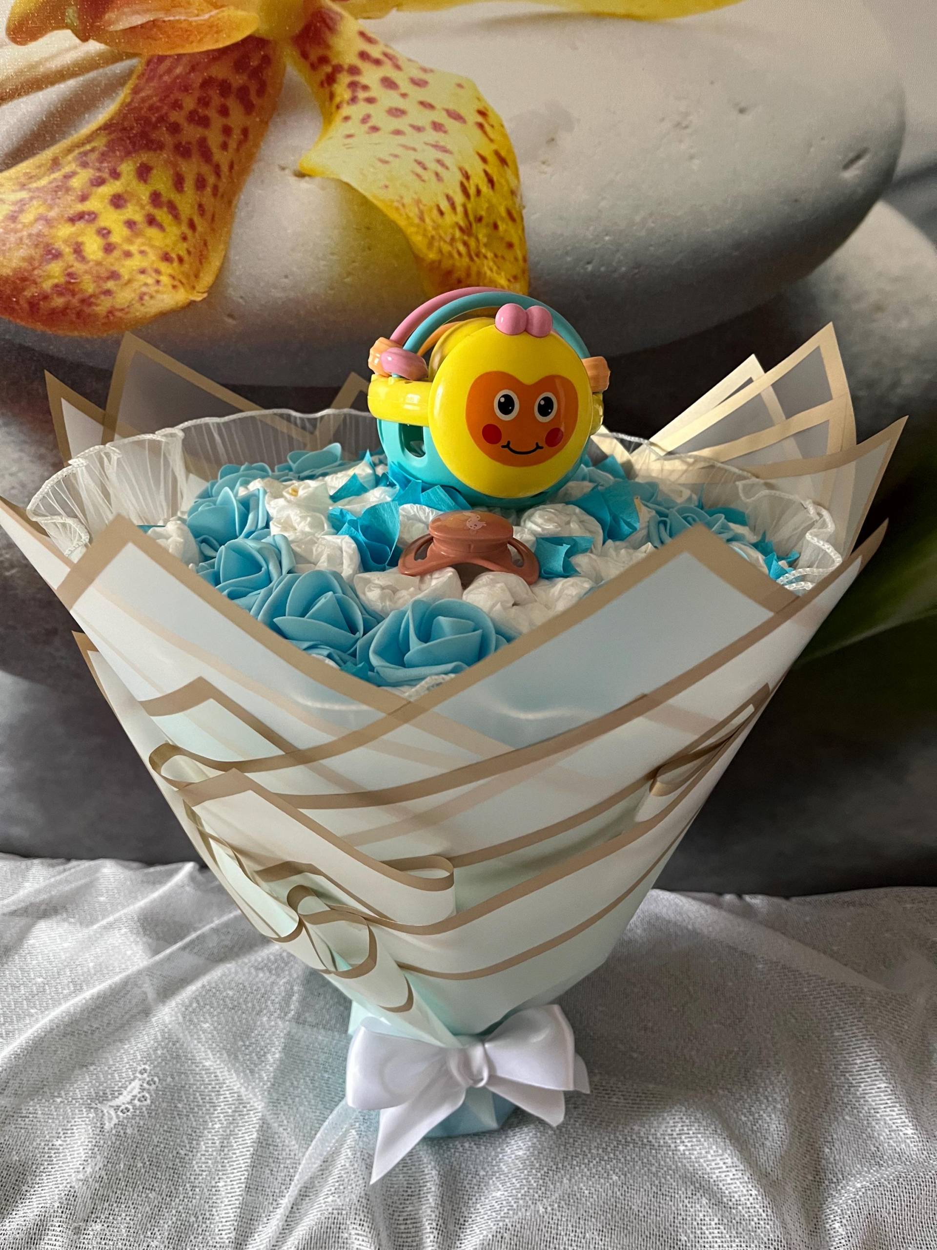 Ein Wunderschönes Selbst Gemachtes Windelnstrauss Mit Baby Schpielzeug Und Süßer Schnuller Geschenk Zur Geburt Ein Wunderschönes Selbst Gemachtes Windelnstrauss Mit Baby Schpielzeug Und Süßer Schnuller Geschenk Zur Geburt von Etsy - BienchenParadies