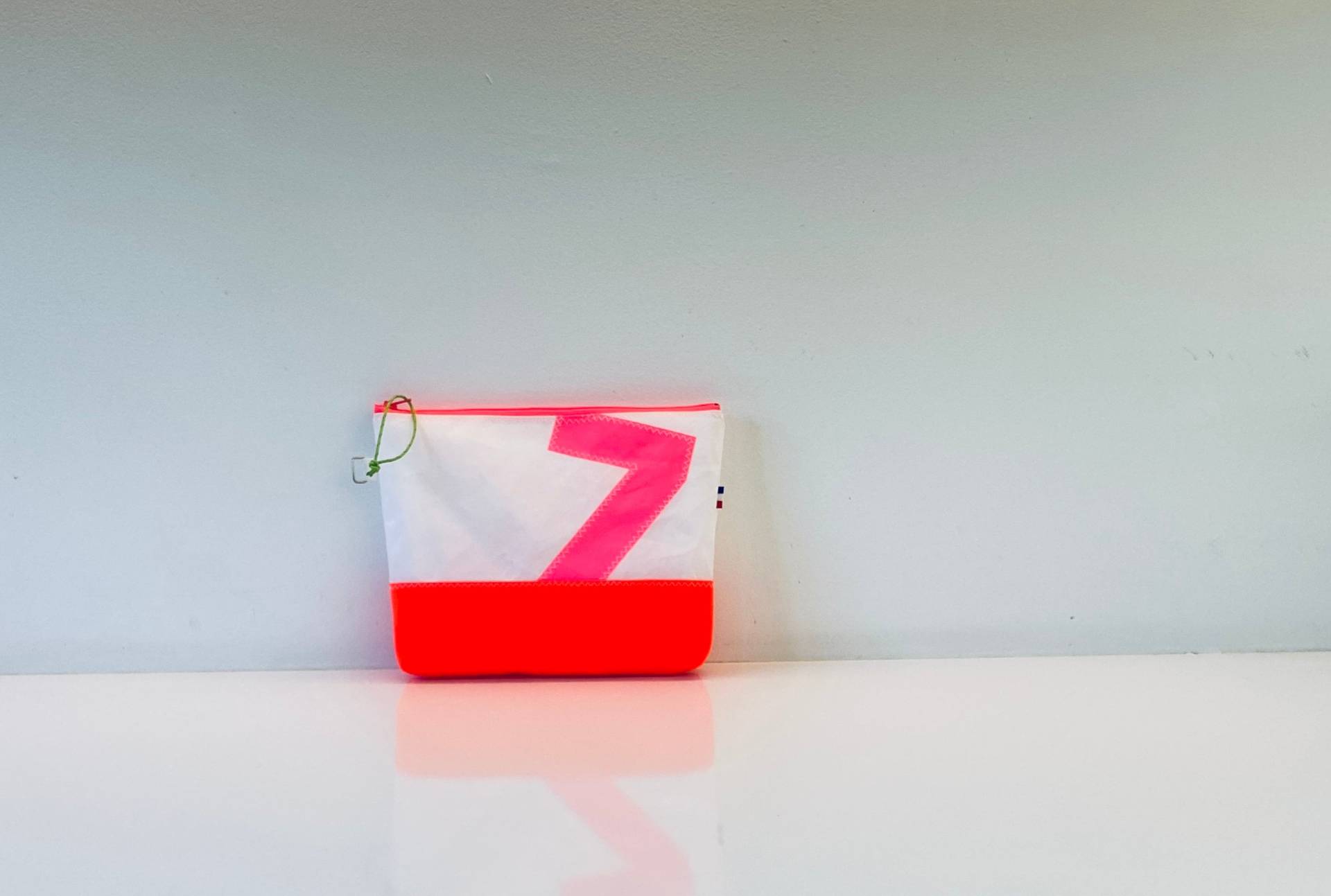 Neon Upcycled Sail Schminktasche Kulturtasche Kosmetiktasche Reise Rasierbeutel Segeltuch von Etsy - BientotDimanche