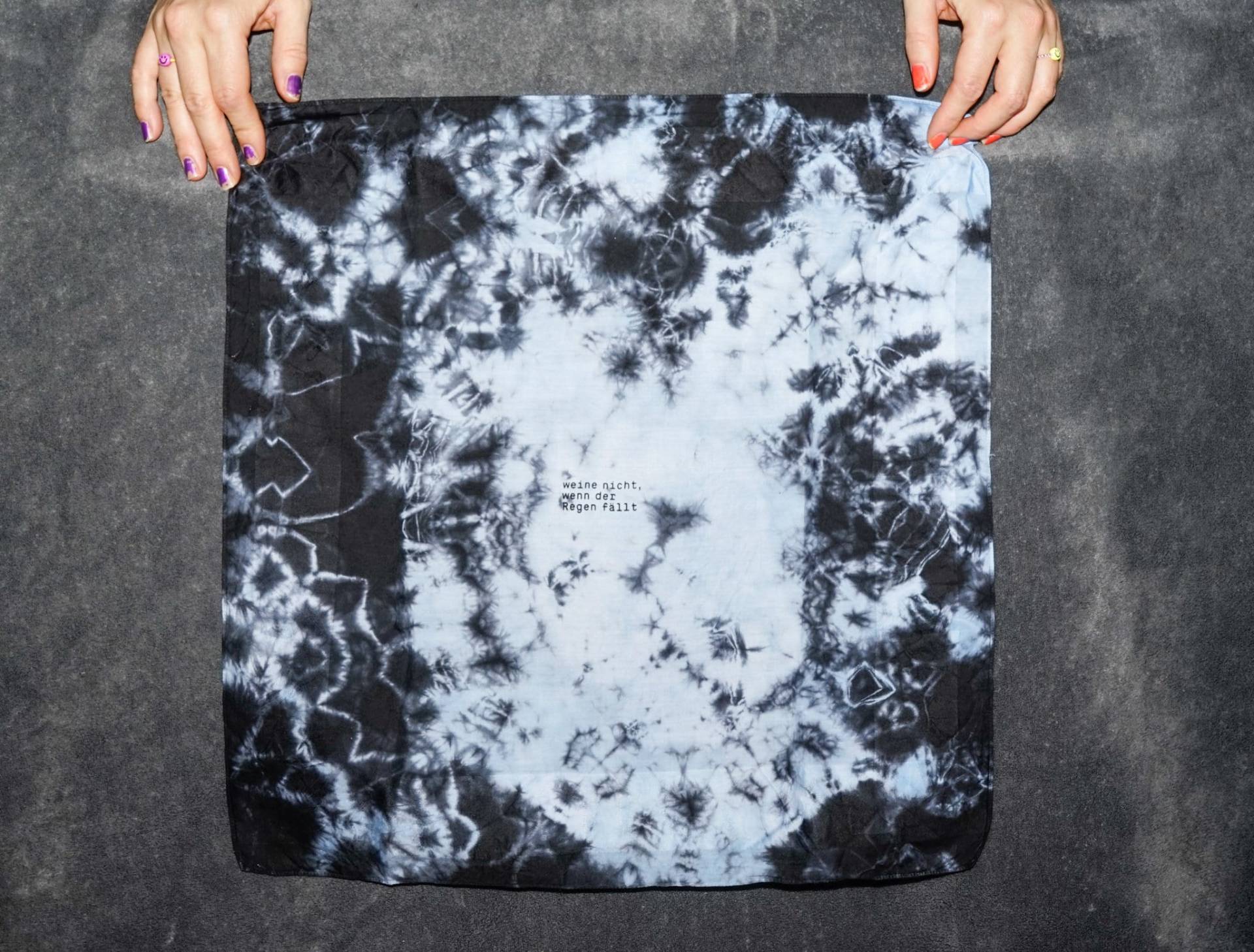 Blau Schwarz Gebatiktes Baumwoll-stofftaschentuch Mit Siebdruck "Weine Nicht, Wenn Der Regen Fällt" Waschbar Bei 60 Grad, Unikat Blau Schwarz Gebatiktes Baumwoll-stofftaschentuch Mit Siebdruck "Weine Nicht, Wenn Der Regen Fällt" Waschbar Bei 60 Grad, Unikat von Etsy - BitteDrehenSieDurch