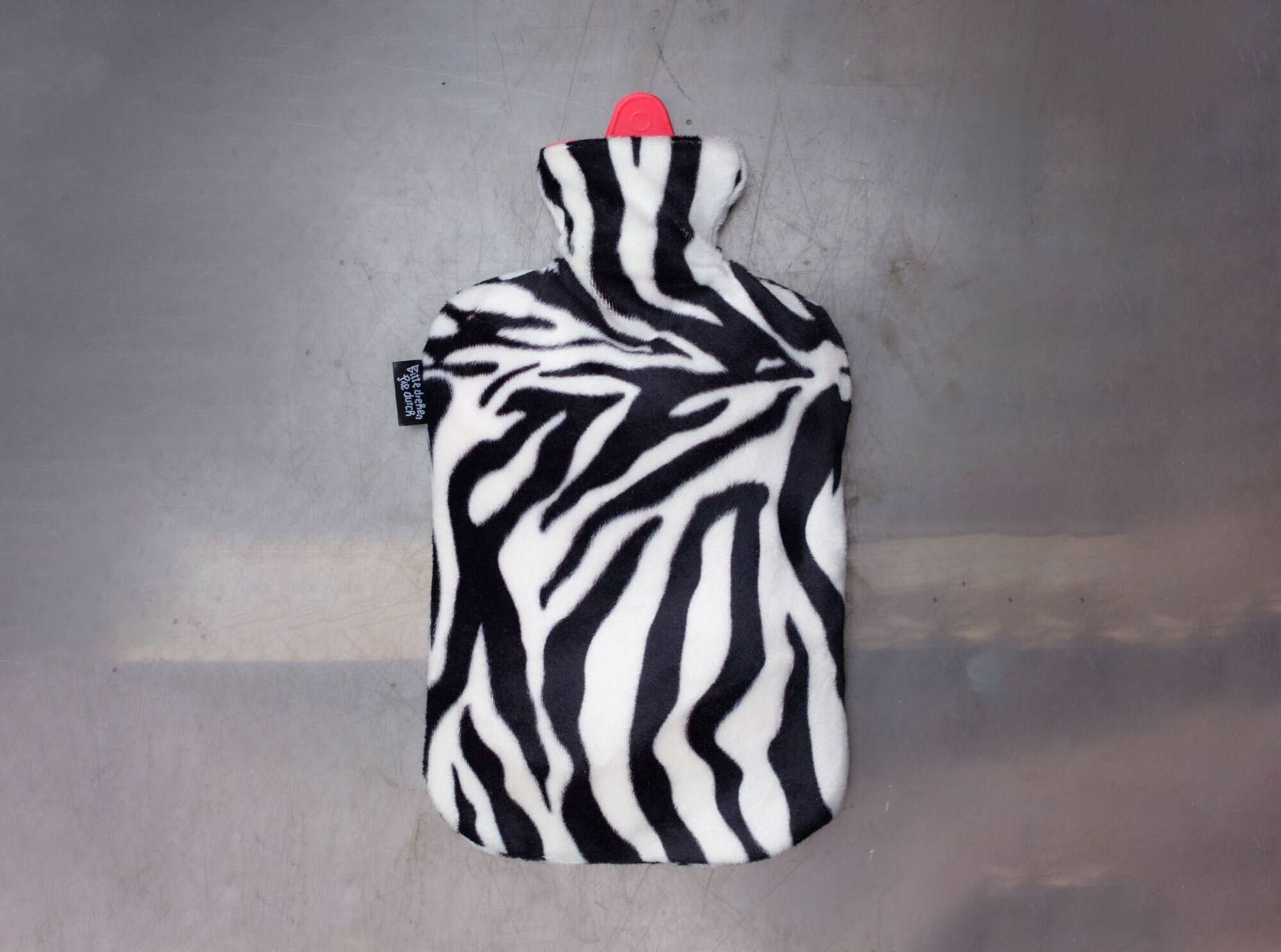 Wärmflaschenbezug Zebra Groß Animalprint Flauschig Kunstfell Fell Warm Weich Handgenäht Schwarz Weiß Wärmflasche in Lila Oder Rot 2L 2 Liter von Etsy - BitteDrehenSieDurch