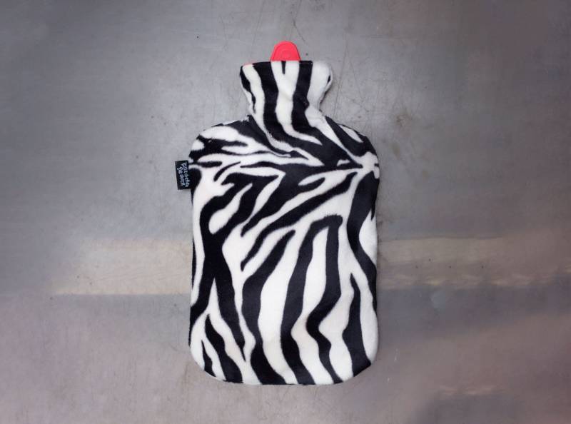 Wärmflaschenbezug Zebra Groß Animalprint Flauschig Kunstfell Fell Warm Weich Handgenäht Schwarz Weiß Wärmflasche in Lila Oder Rot 2L 2 Liter von Etsy - BitteDrehenSieDurch