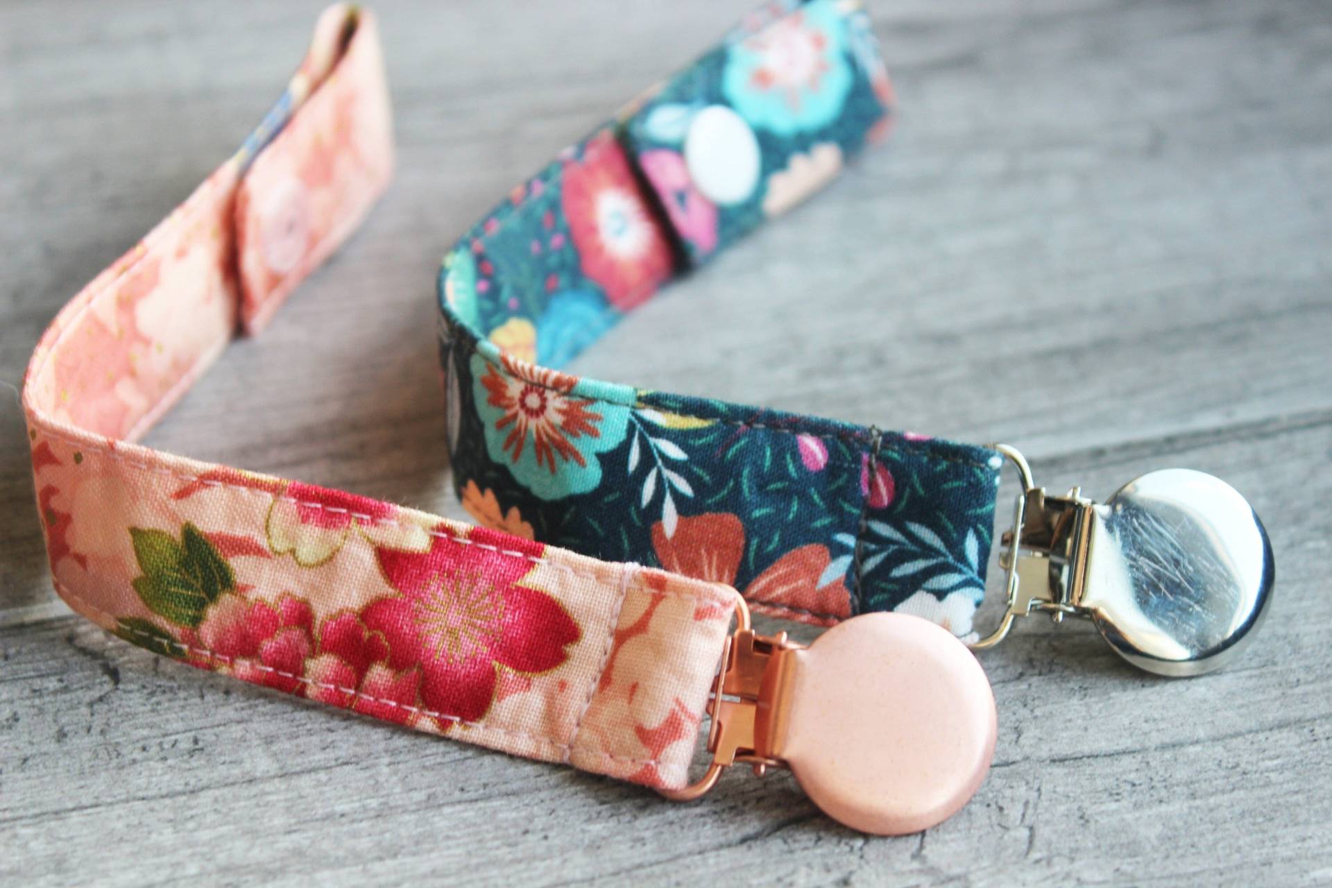 Rose Gold Baby Schnullerkette, Mädchen Geschenk Set, Blumen Stoff Binky Halter, Clip Mädchen, Baby-Dusche-Geschenk-Set von Etsy - BlackBunnyCreations