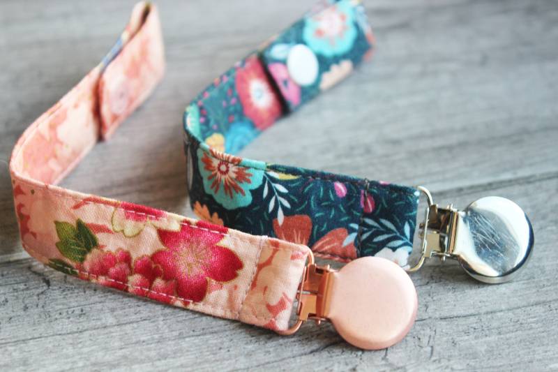 Rose Gold Baby Schnullerkette, Mädchen Geschenk Set, Blumen Stoff Binky Halter, Clip Mädchen, Baby-Dusche-Geschenk-Set von Etsy - BlackBunnyCreations