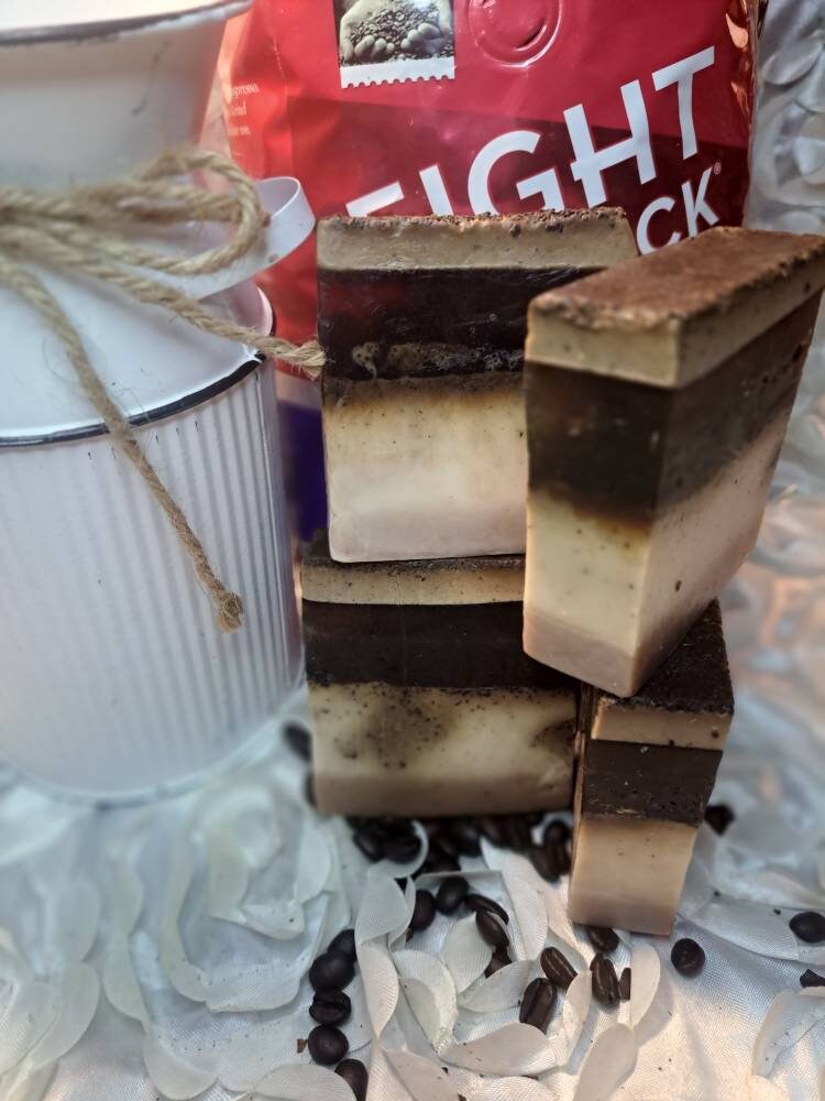 Haselnuss-Vanille-Kaffee-Glycerinseife, Gefärbt Und Parfümiert Mit Boden Kaffeebohnen. Hergestellt Meinem Eigenen Milch - Kaffeeglyzerin Haselnuss-Vanille-Kaffee-Glycerinseife, Gefärbt Und Parfümiert Mit Boden Kaffeebohnen. Hergestellt Meinem Eigenen Milch - Kaffeeglyzerin von Etsy - BlackRoseSoapFL