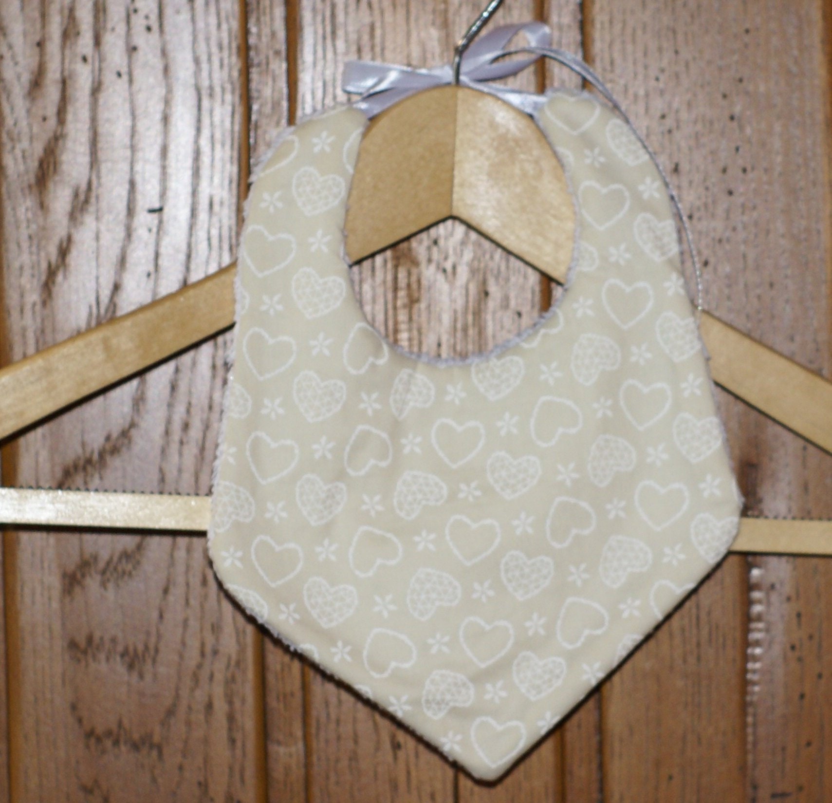 "Hearts" Spitze Krawatte Lätzchen von Etsy - Blancpastel
