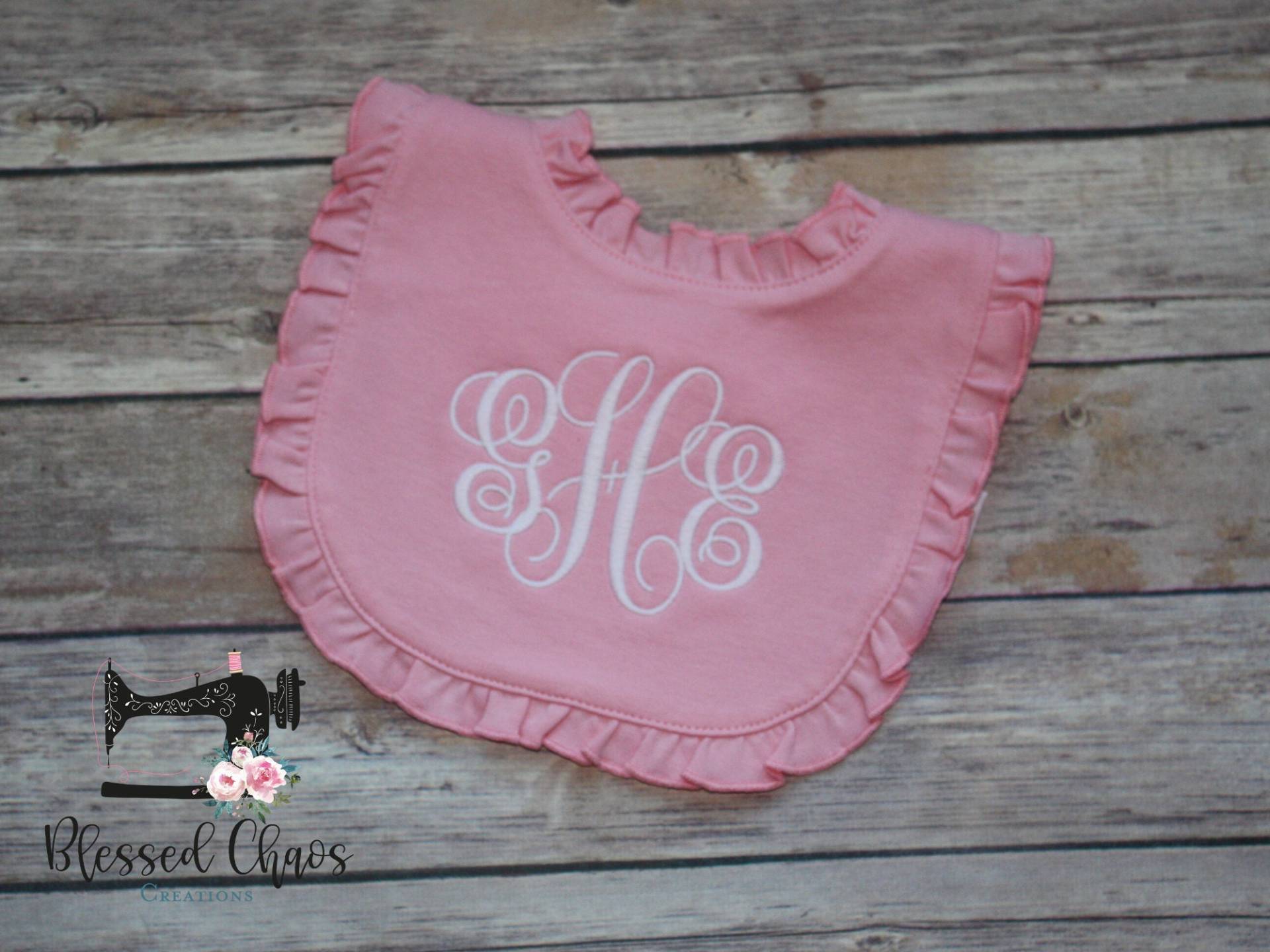 Monogrammiertes Baby Mädchen Rosa Rüschenlätzchen, Personalisiertes Mädchenlätzchen, Shower Geschenk, Geschenk von Etsy - BlessedChaosCreation