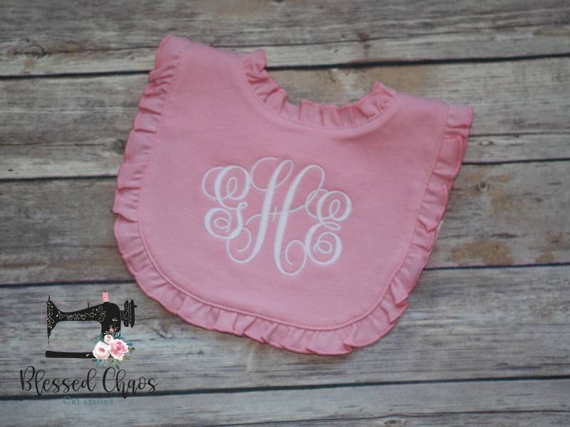Monogrammiertes Baby Mädchen Rosa Rüschenlätzchen, Personalisiertes Mädchenlätzchen, Shower Geschenk, Geschenk von Etsy - BlessedChaosCreation