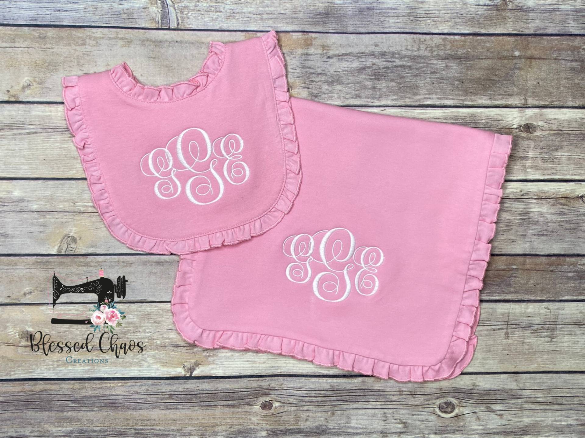 Monogrammiertes Baby-Mädchen-Rüschen-Lätzchen Und Spucktuch-Set, Personalisiertes Baby-Dusche-Geschenk, Rosa Rüschen-Lätzchen, Rüschen-Spucktuch von Etsy - BlessedChaosCreation
