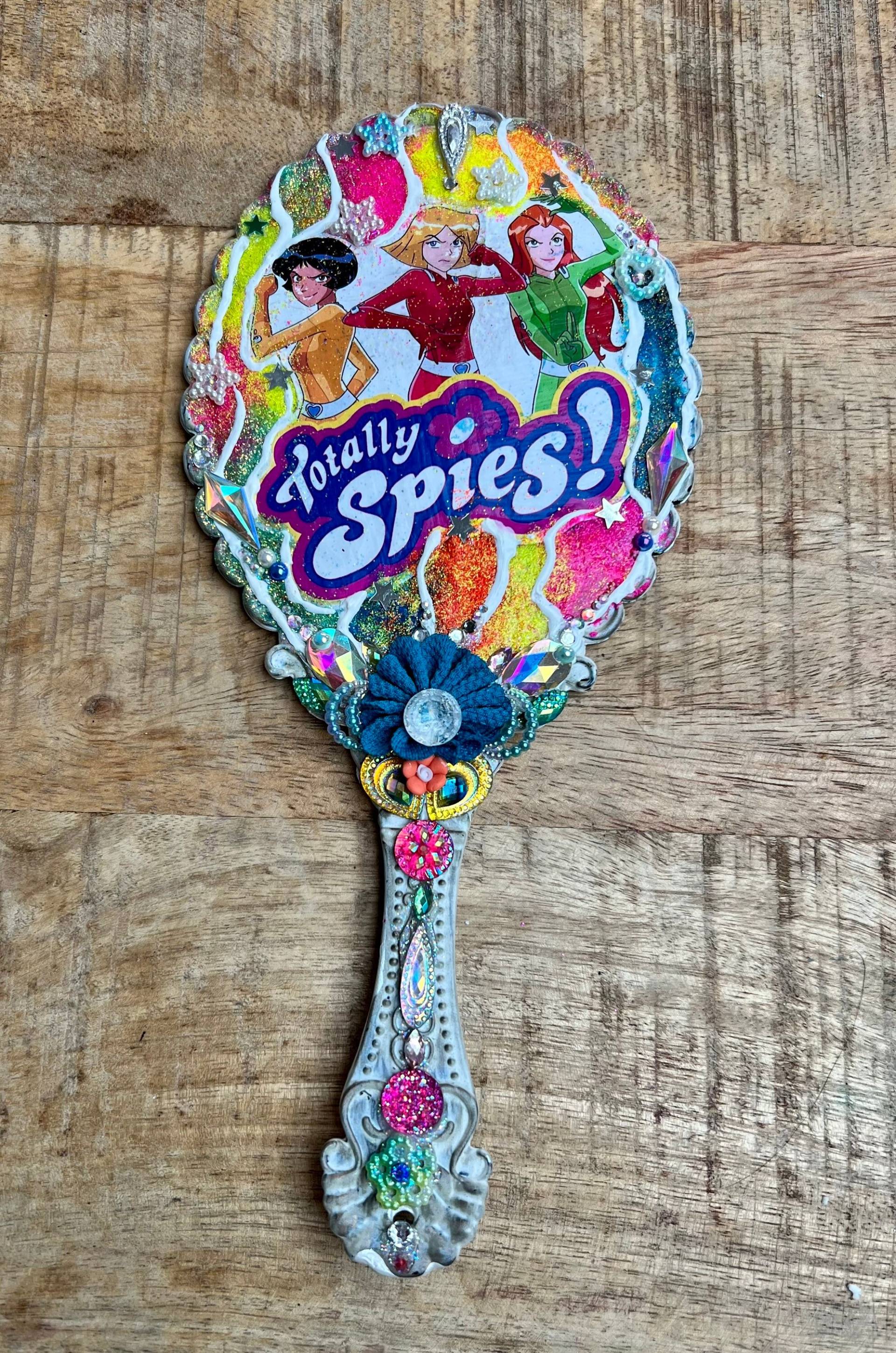 Ein Handspiegel, Totally Spion Thema. Handgefertigtes Geschenk Für Sie/Frau Freund Makeup Hand Kosmetik Spiegel, Verzierte Gems, Blumen, Weiss von Etsy - BlingArtCrafts