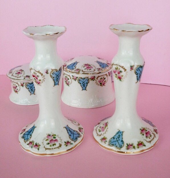 Vintage Keramik Waschtisch Boudoir Set/Kerzenständer Schminkkästen/Delphine China Kommode Set von Etsy - BlueBirdyVintage