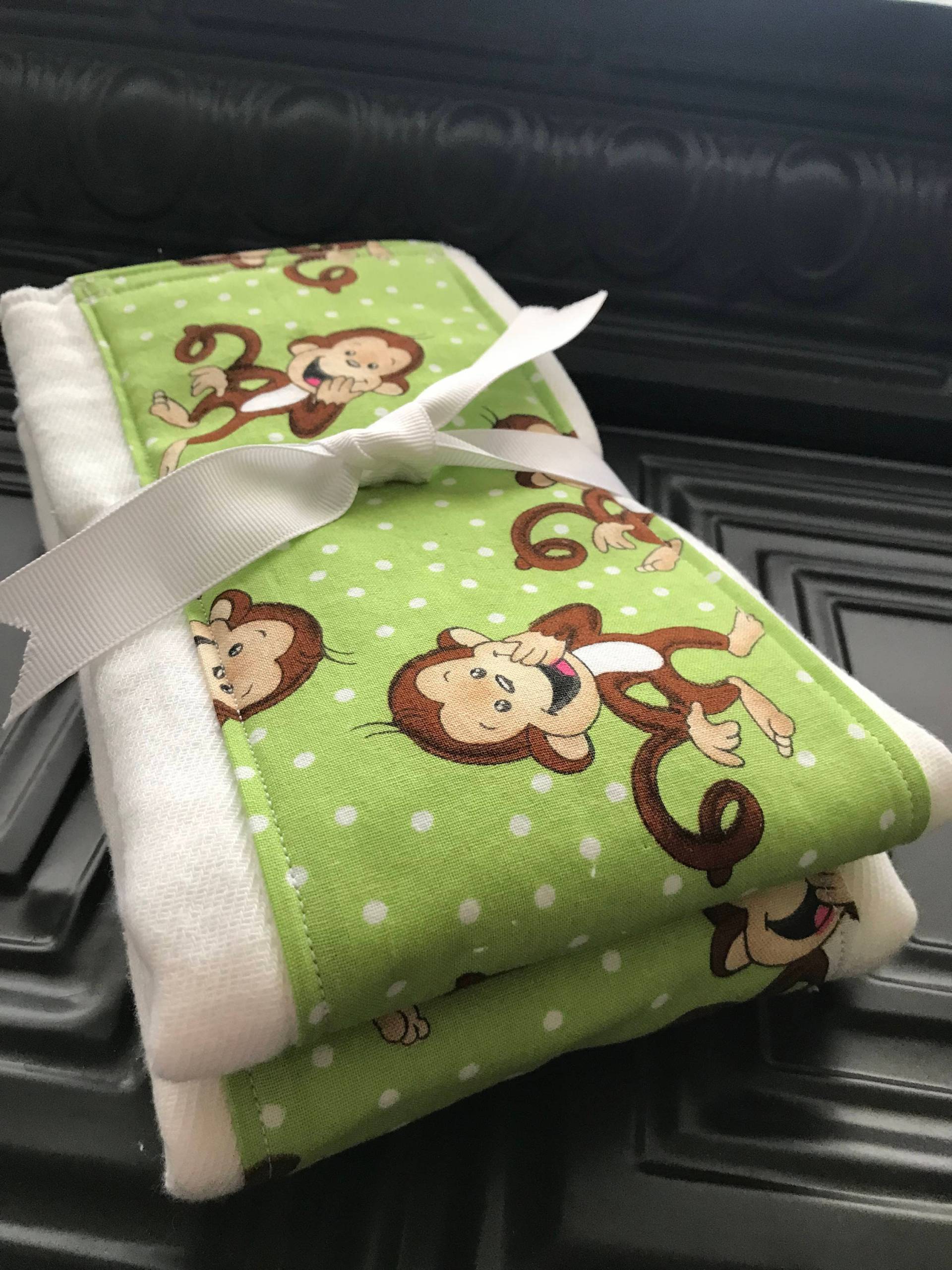 Babyparty Geschenk Set - Baby Kinderzimmer, Geschenk, Lätzchen Und Spucken, Jungen Mädchen Für Neue Mama von Etsy - BlueSnowmanQuilts