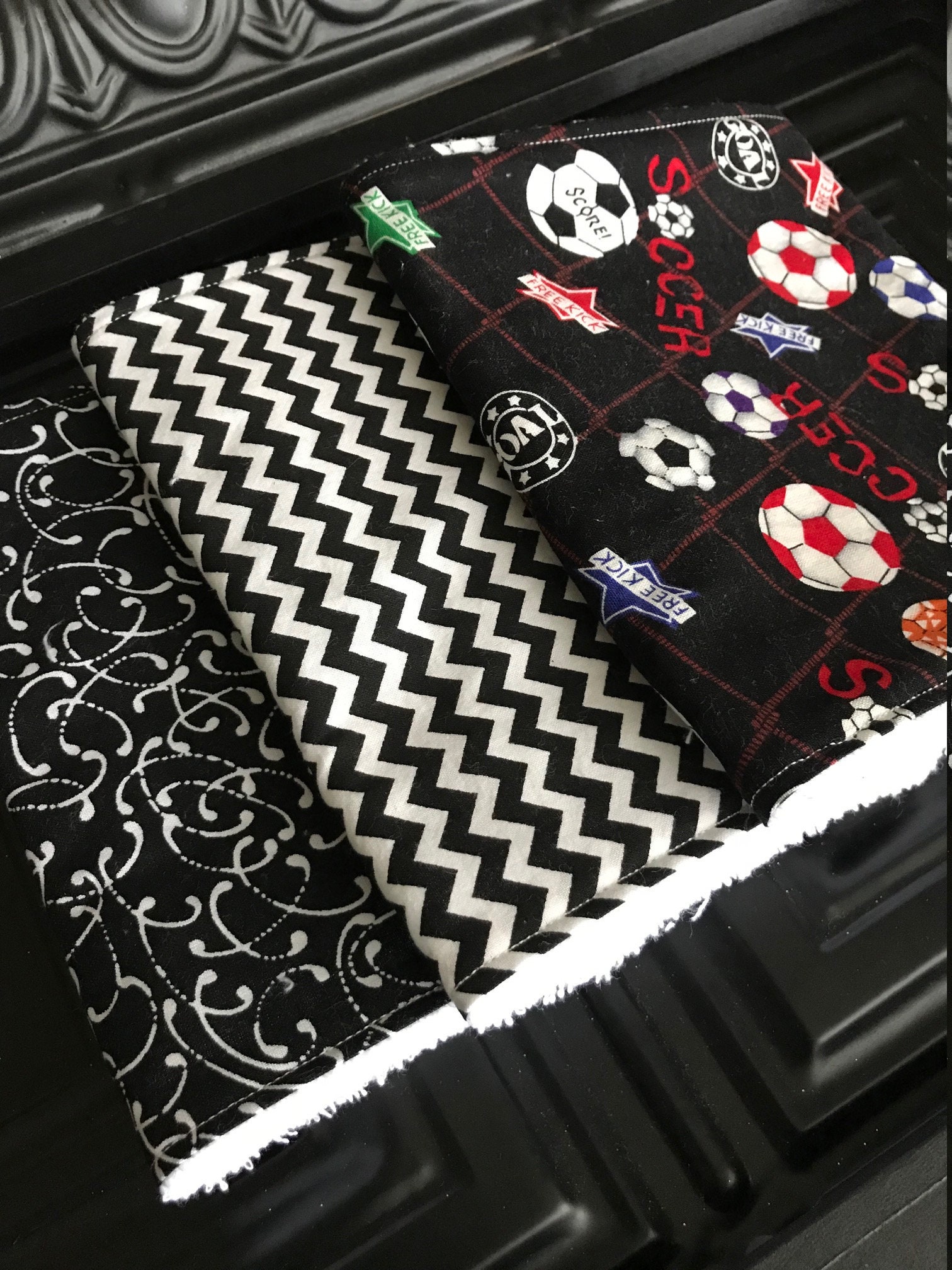 Fußball Spucktücher, 3Er Set, Sport Baby Shower, Junge Geschenk, Neugeborenes Lätzchen Und Spucktuch, Neues Baby, Einzigartiges Babygeschenk von Etsy - BlueSnowmanQuilts