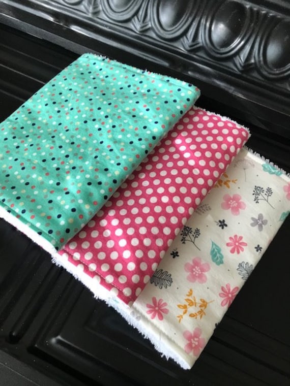 Geblümte Spucktücher, Baby Geschenk, Babyparty, Neugeborenen Mädchen Lätzchen Und Spucken, Neues Baby, Werdende Mama von Etsy - BlueSnowmanQuilts