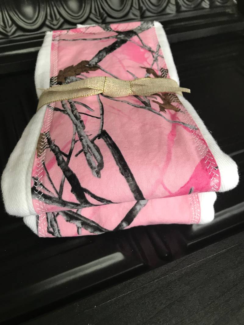 Geschenk Für Neue Mama - Pink Camo Spucktuch Set - Einzigartige Baby-Dusche-Geschenk, Baby-Mädchen-Geschenk, Baby Und Mama Geschenk - Baby, Rosa von Etsy - BlueSnowmanQuilts