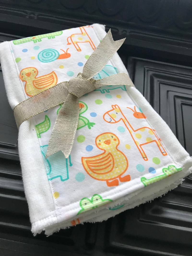 Neue Mutter Geschenk - Animal Print Spucktuch Set - Baby-Dusche-Geschenk, Neugeborenen Geschenk, Quietscheentchen, Einzigartiges Baby von Etsy - BlueSnowmanQuilts
