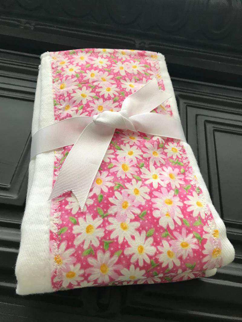 Rosa Baby Shower Geschenk Set - Für Neue Mama, Mädchen Geschenk, Geblümte Spucktücher, Werdende Mama Geschenk - Lätzchen Und Spucktuch von Etsy - BlueSnowmanQuilts